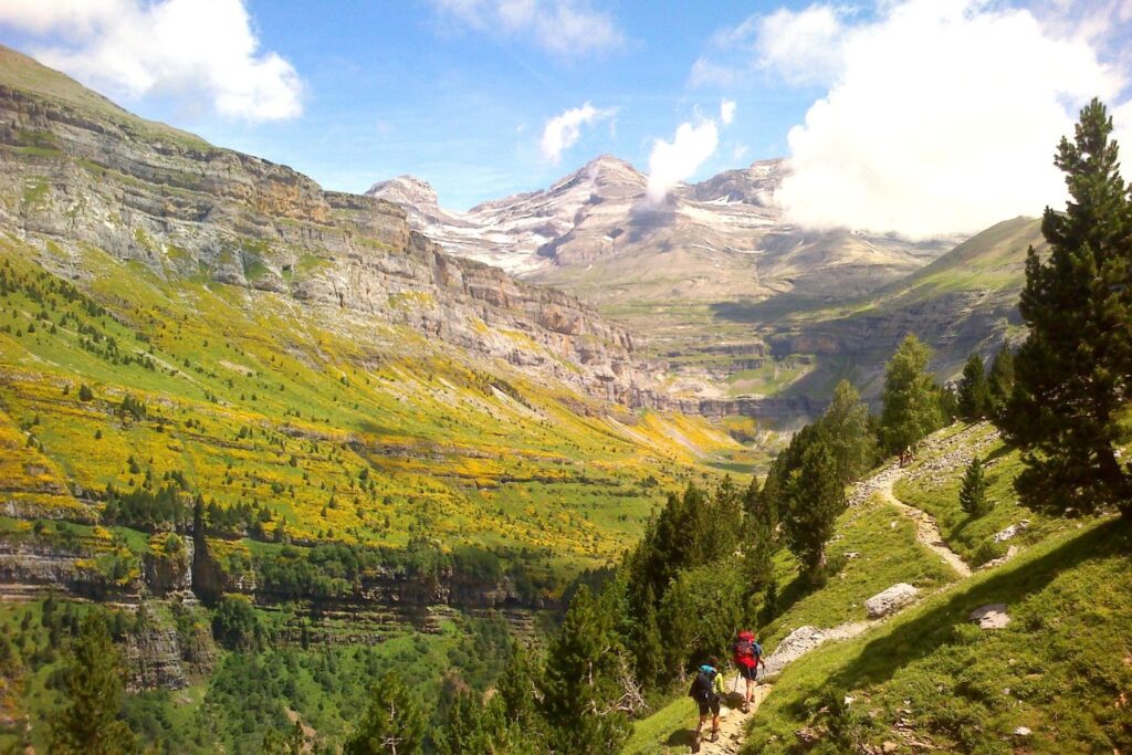 Randonneurs sur un chemin de randonnée se dirigeant vers le cirque de Gavarnie