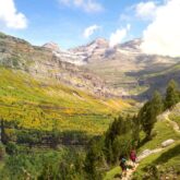Randonneurs sur un chemin de randonnée se dirigeant vers le cirque de Gavarnie