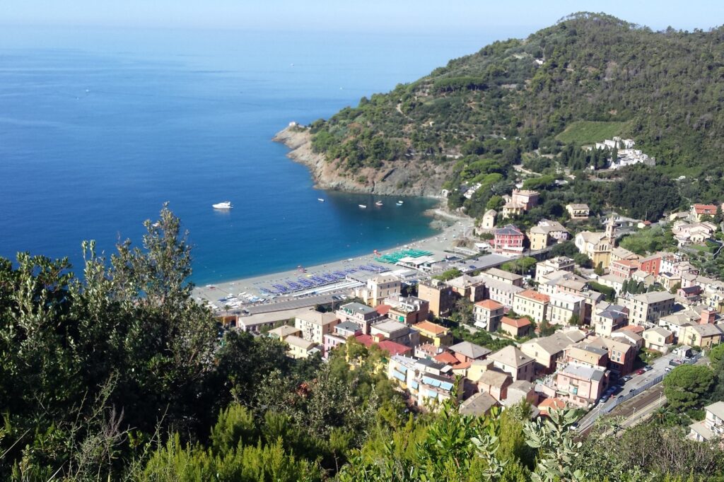 Paysage d'un village des cinque terre pris de vue en hauteur avec la vue sur la mer
