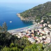 Paysage d'un village des cinque terre pris de vue en hauteur avec la vue sur la mer