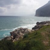 Paysage avec vue sur la mer et des sommets en fond