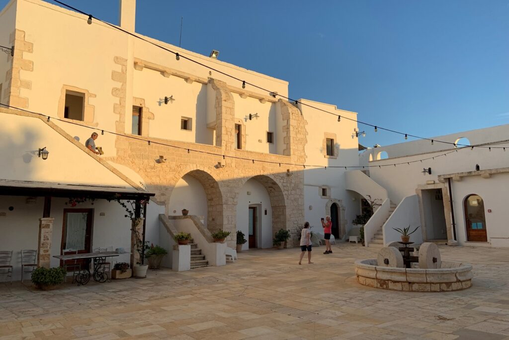 Village blanc des Pouilles du sud avec un éclairage par le soleil couchant
