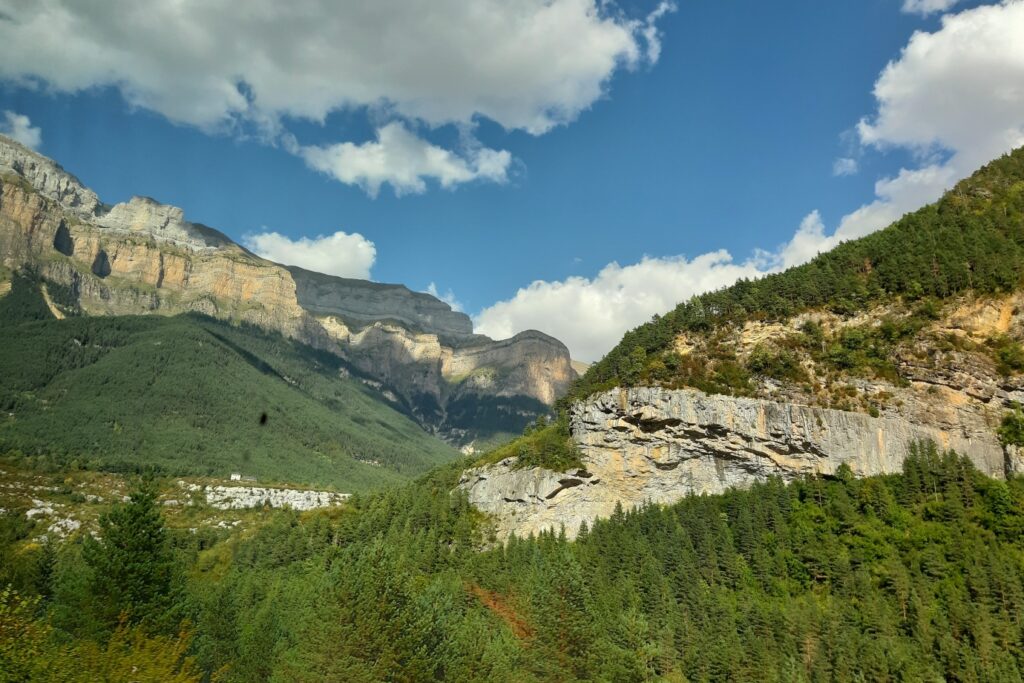 Paysage montagnard avec des forêts en contrebas observé lors de la randonnée itinéraire reliant Gavarnie et Ordesa avec un guide.