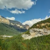 Paysage montagnard avec des forêts en contrebas observé lors de la randonnée itinéraire reliant Gavarnie et Ordesa avec un guide.
