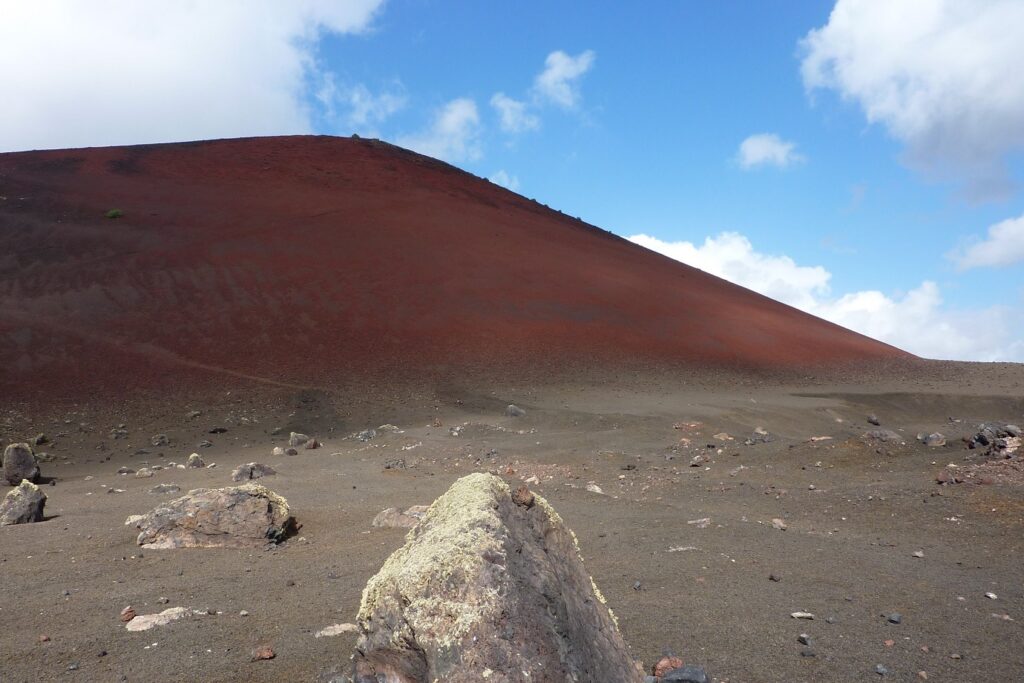 Paysage des canaries avec un sommet de couleur rouge