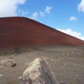 Paysage des canaries avec un sommet de couleur rouge