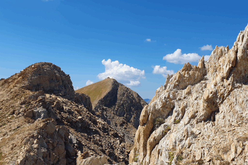 point de vue de différents aspects de la montagne avec au fond un sommet