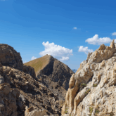 point de vue de différents aspects de la montagne avec au fond un sommet
