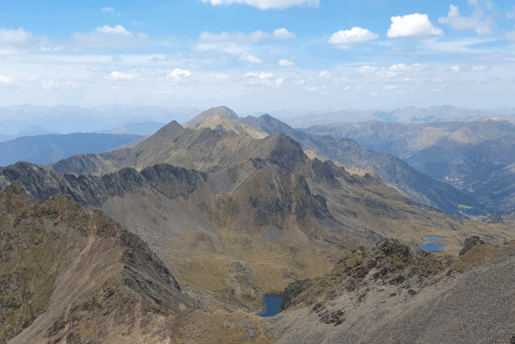 Vue de haut d'un lac de montagne avec en contrebas un lac, en Andorre