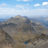 Vue de haut d'un lac de montagne avec en contrebas un lac, en Andorre