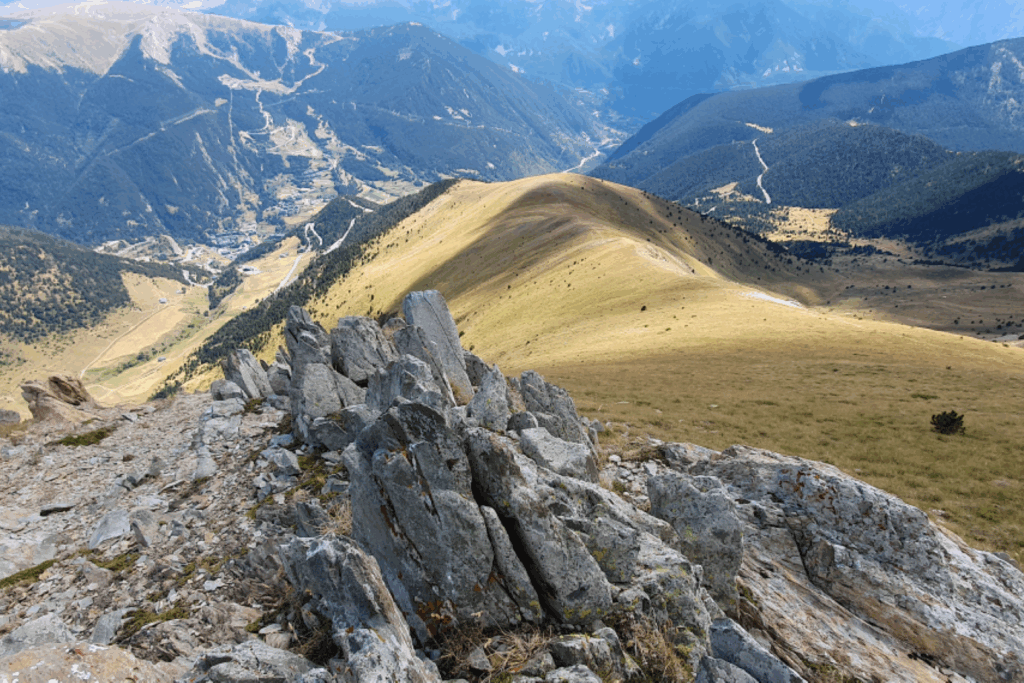 Vue d'une crête qui descend de la montagne depuis un sommet en andorre.