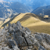 Vue d'une crête qui descend de la montagne depuis un sommet en andorre.