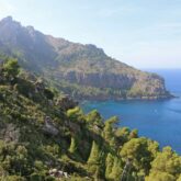 Prise en vue en altitude de la côte dans les Baléares où l'on voit les montagnes se jeter dans la mer directement