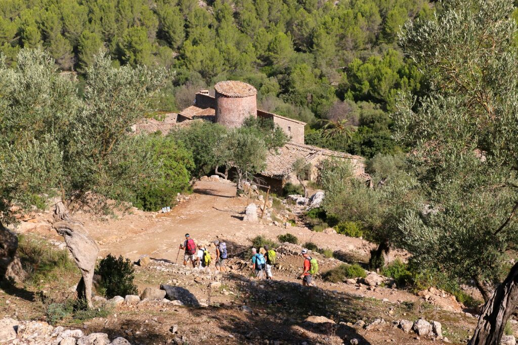 Groupe de randonneurs à flanc de montagne sur un sentier dans les Baléares