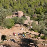 Groupe de randonneurs à flanc de montagne sur un sentier dans les Baléares