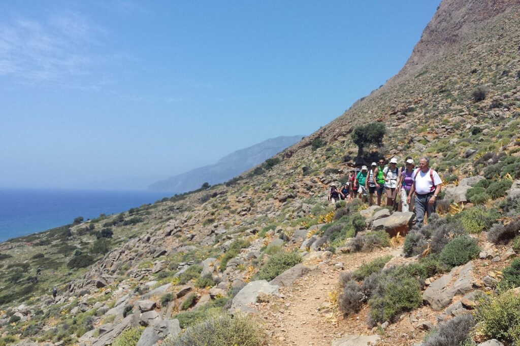 Groupe de randonneurs sur un sentier de randonnée de montagne