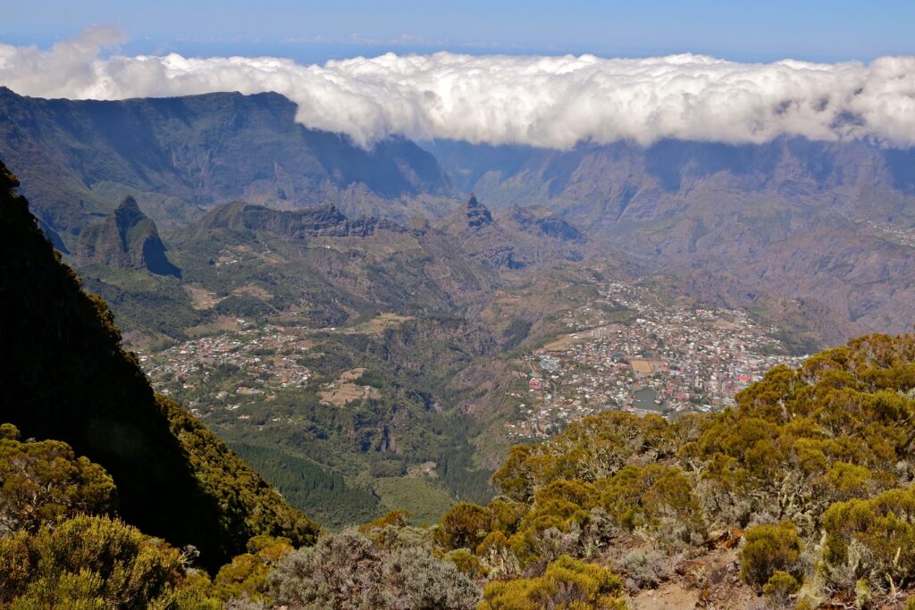Paysage de montagne sur l'île de la Réunion avec des reliefs ainsi que de la végétation