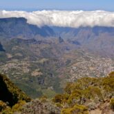 Paysage de montagne sur l'île de la Réunion avec des reliefs ainsi que de la végétation