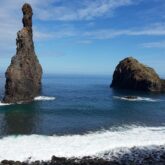 Paysage de Madère avec des roches caractéristiques dans l'océan