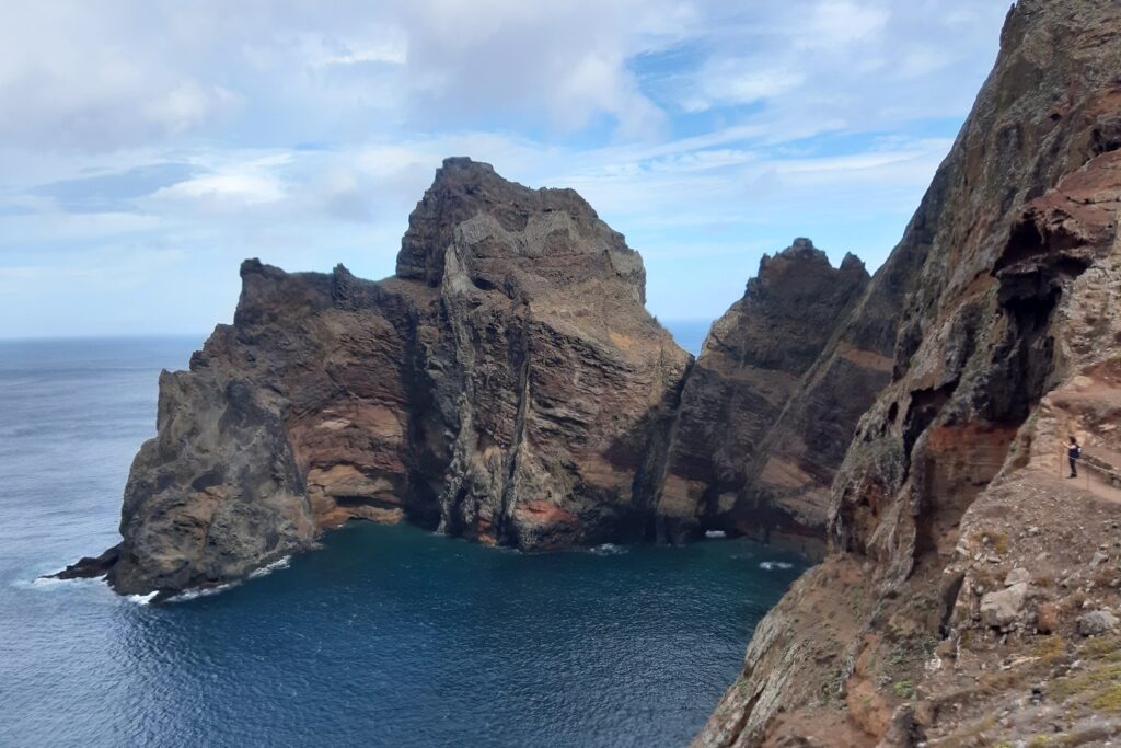 Paysage de bord d'océan avec des picos avec l'océan au pied