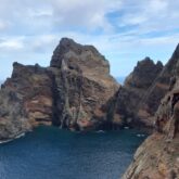 Paysage de bord d'océan avec des picos avec l'océan au pied