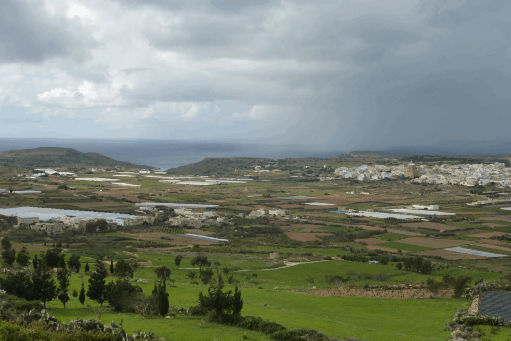 Paysage sur les îles de Gozo, Comino et Malte avec une étendue de végétation et des cours d'eau à différents endroits