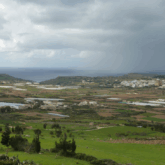 Paysage sur les îles de Gozo, Comino et Malte avec une étendue de végétation et des cours d'eau à différents endroits