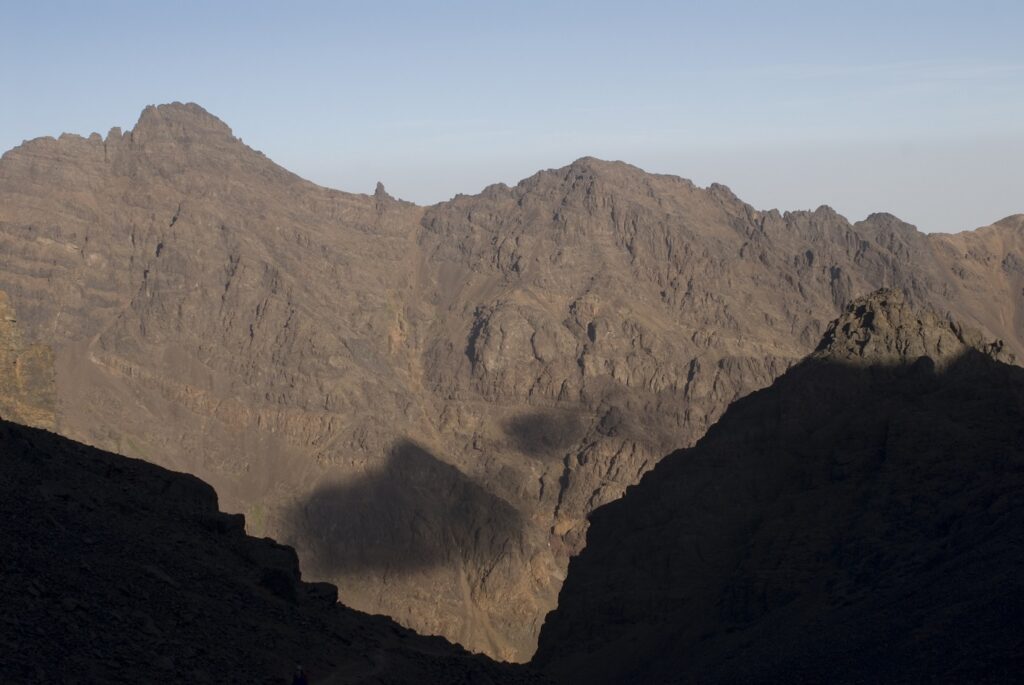 Paysage de montagne au Maroc avec des sommets en arrière-plan et un temps estival