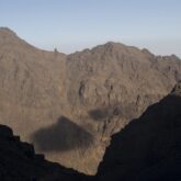 Paysage de montagne au Maroc avec des sommets en arrière-plan et un temps estival