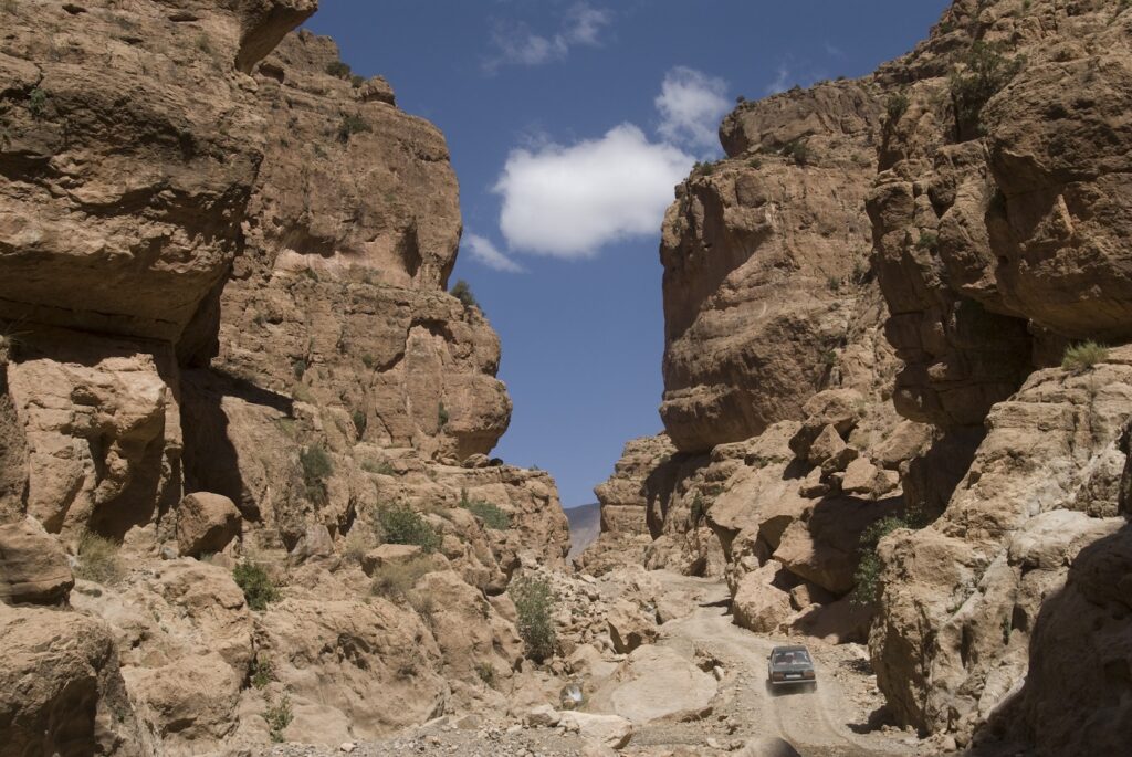 Paysage rocheux au Maroc dans un décor estival.