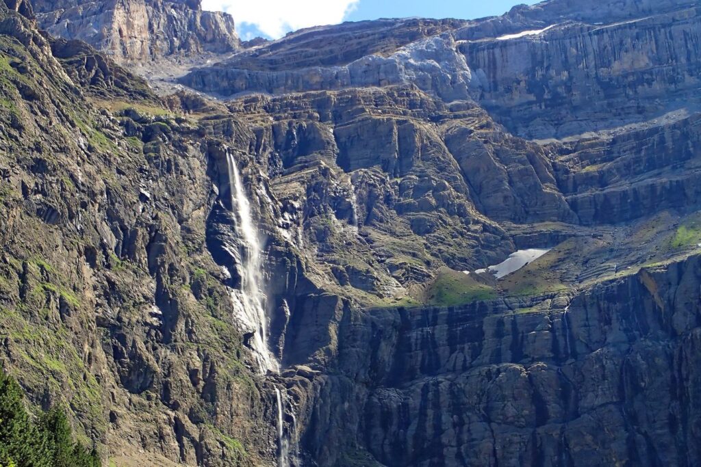 Paysage d'une cascade dans une montagne en été