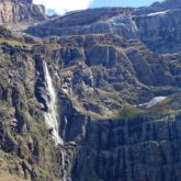 Paysage d'une cascade dans une montagne en été