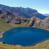 Paysage d'un lac de montagne en été au soleil avec deux montagnards au bord