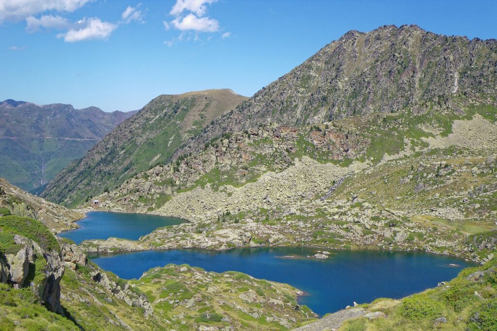 Paysage de montagne au Neouvielle, lors d'un séjour de randonnée non accompagnée dans les Hautes Pyrénées