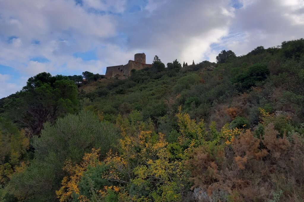 Paysage entre Collioure et Cadaques avec une structure en pierre en hauteur