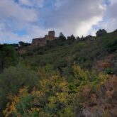 Paysage entre Collioure et Cadaques avec une structure en pierre en hauteur