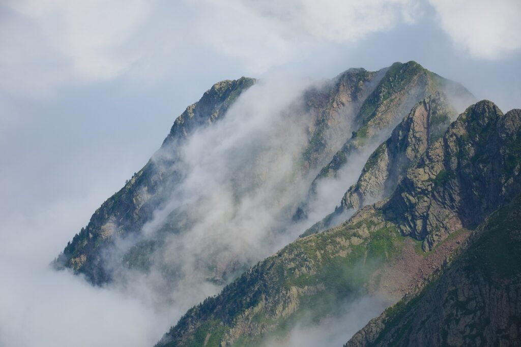 Paysage de montagne avec quelques nuages sur les montagnes
