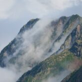Paysage de montagne avec quelques nuages sur les montagnes