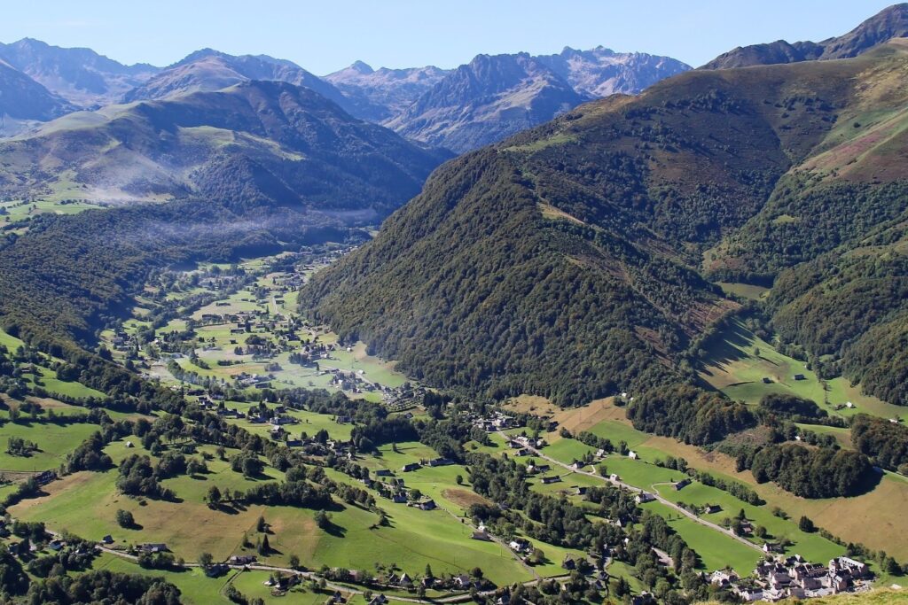 Paysage d'une vallée prise de haut lors d'un séjour de randonnée au pied du pic du midi de Bigorre