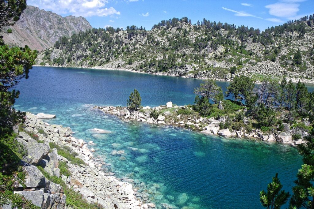 Lac de montagne au pied du Nouvelle dans les hautes Pyrénées