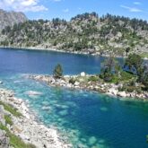 Lac de montagne au pied du Nouvelle dans les hautes Pyrénées