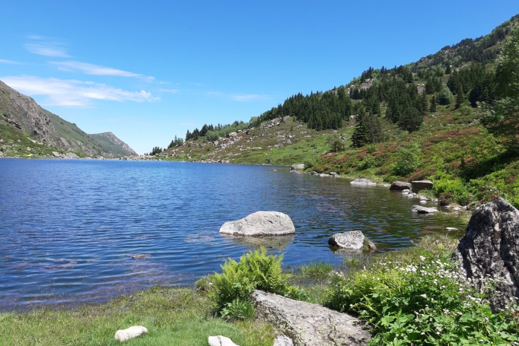 Lac de montagne avec paysage ensoleillé encadré de sommets