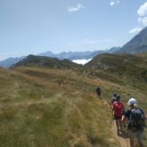 groupe de randonneurs sur un sentier, sans guide, entrain de pourquivre leur randonnée entre cauterets et gavarnie