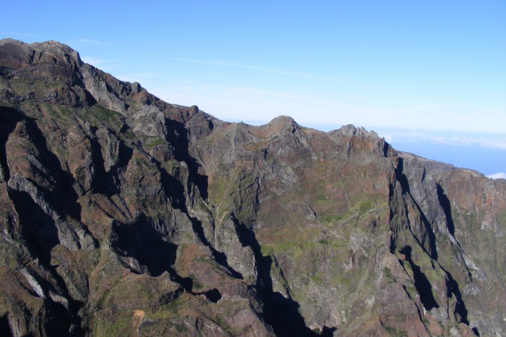 Paysage de Madère avec des sommets et des montagnes très foncées