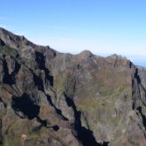 Paysage de Madère avec des sommets et des montagnes très foncées