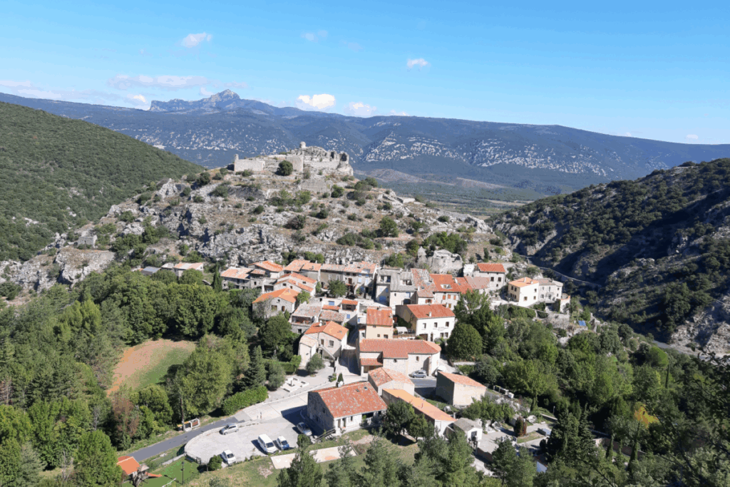 paysage de village dans l'Aude entouré de forêt, paysage estival
