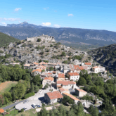 paysage de village dans l'Aude entouré de forêt, paysage estival