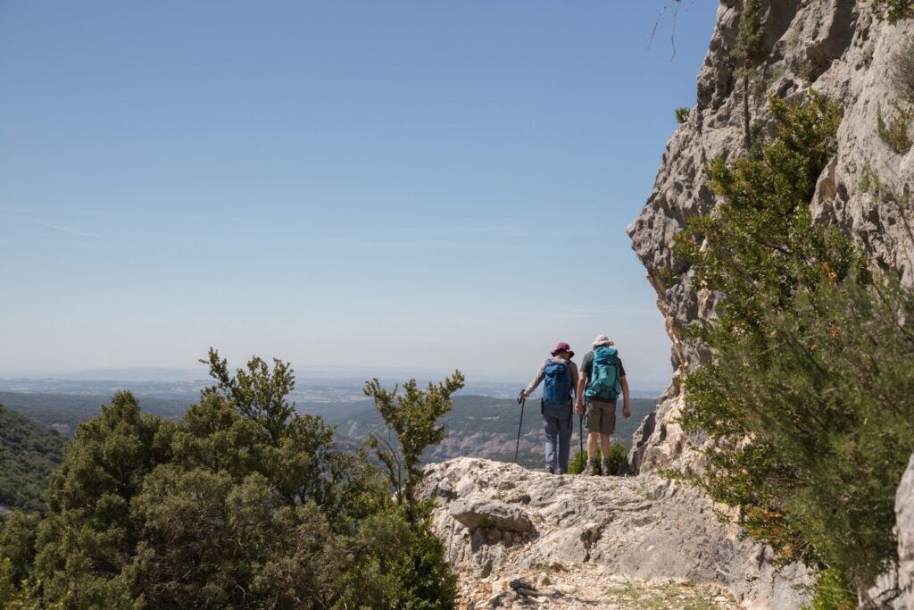 Deux randonneurs sur un chemin en Sierra de Guara lors de leur découverte de la région accompagnés d'un gîte et résidant dans un gîte.