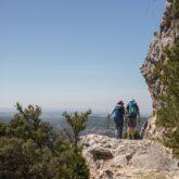Deux randonneurs sur un chemin en Sierra de Guara lors de leur découverte de la région accompagnés d'un gîte et résidant dans un gîte.