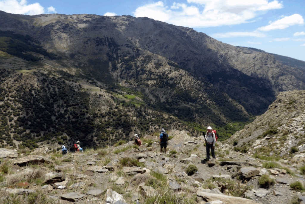 Groupe de randonneurs en Andalousie qui découvrent le parc naturel de la sierra Nevada